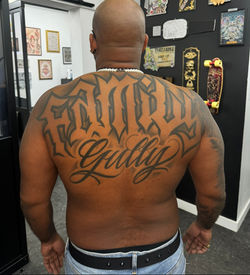 Lettrage dos salon de tatouage toulouse tatoueur chicanos