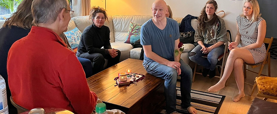 Mike Robeson leading a harmony singing group in a residential house in Greenford, West London.