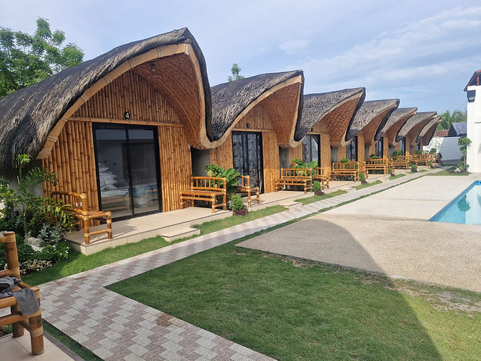Bungalow in bambù con tetti spioventi accanto alla piscina