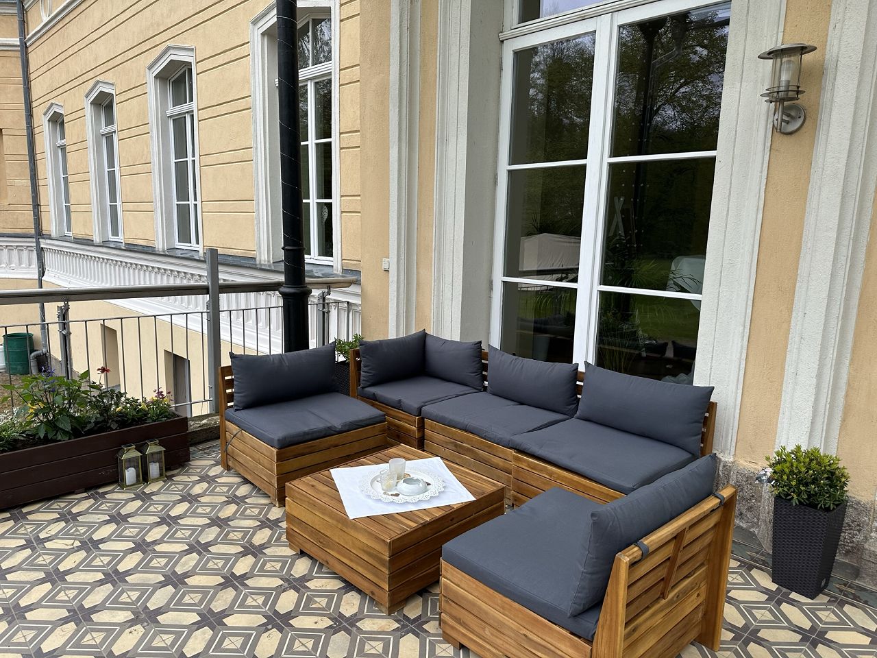 Schloss Kröchlendorf – Terrasse mit Lounge-Möbeln