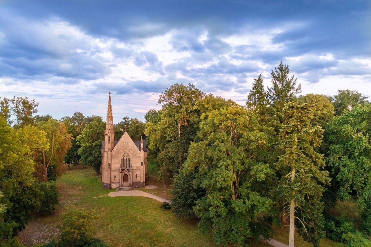 Schlosskapelle Kröchlendorf – umgeben von alten Bäumen