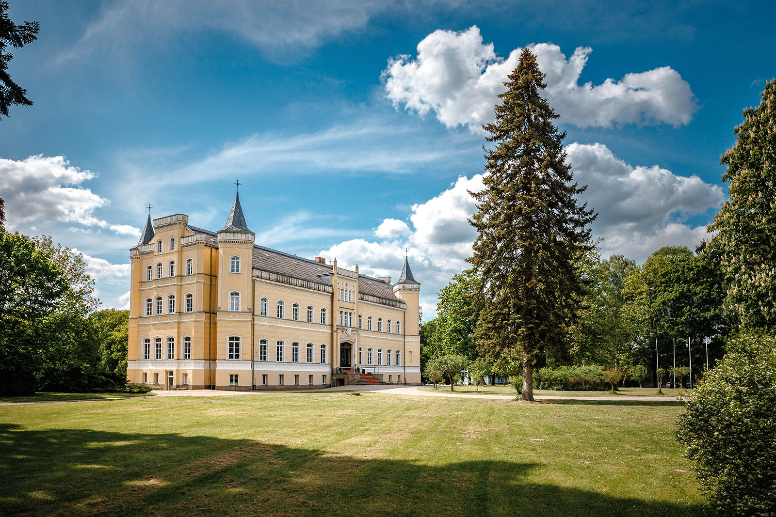 Schloss Kröchlendorf – Außenansicht im Sommer