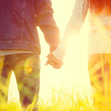 Holding-Hände im Sonnenschein