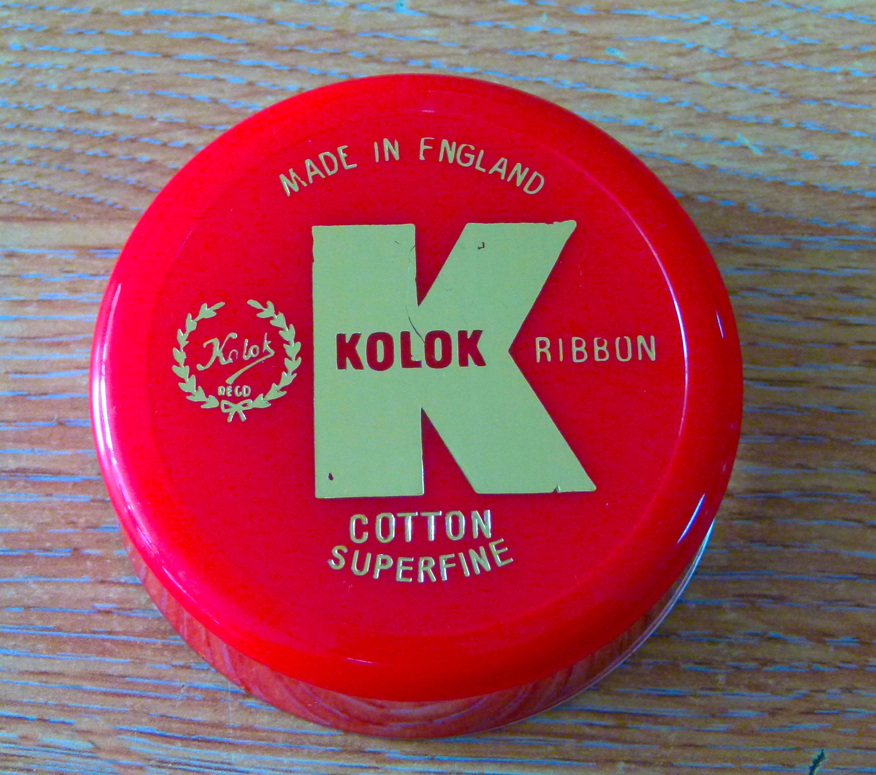 Kolok Group 9 Ribbon In Vintage Red Tin