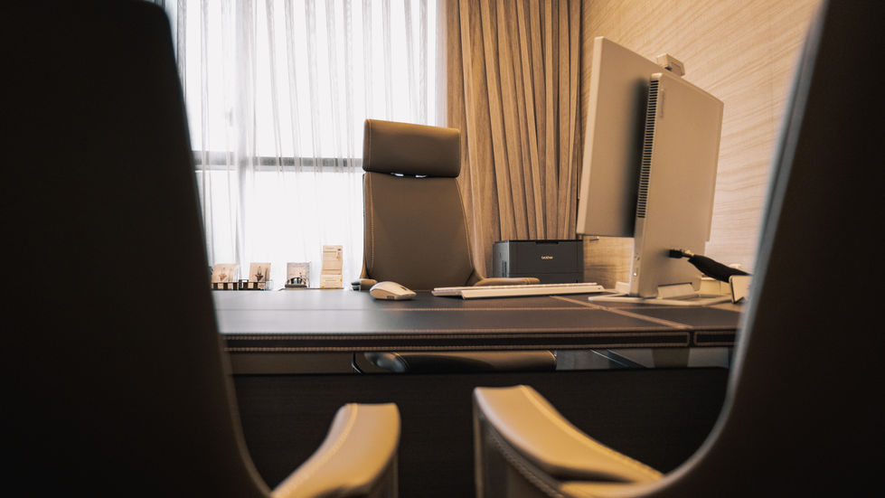 שולחן, שני כיסאות אורחים וכיסא מנהל