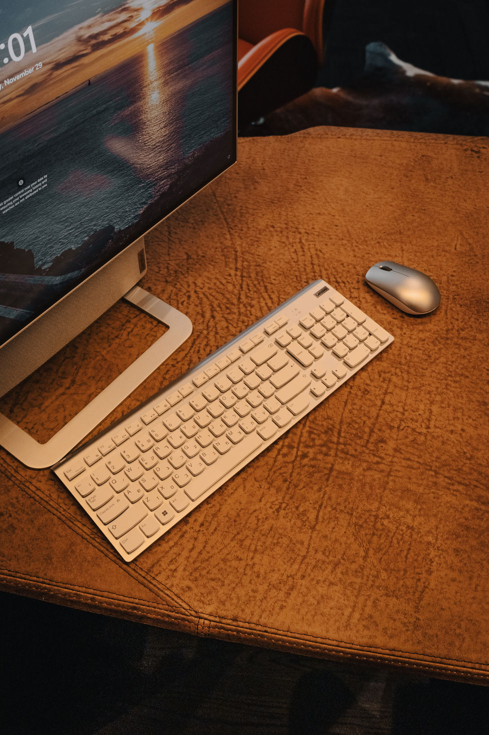 מקלדת ועכבר על שולחן