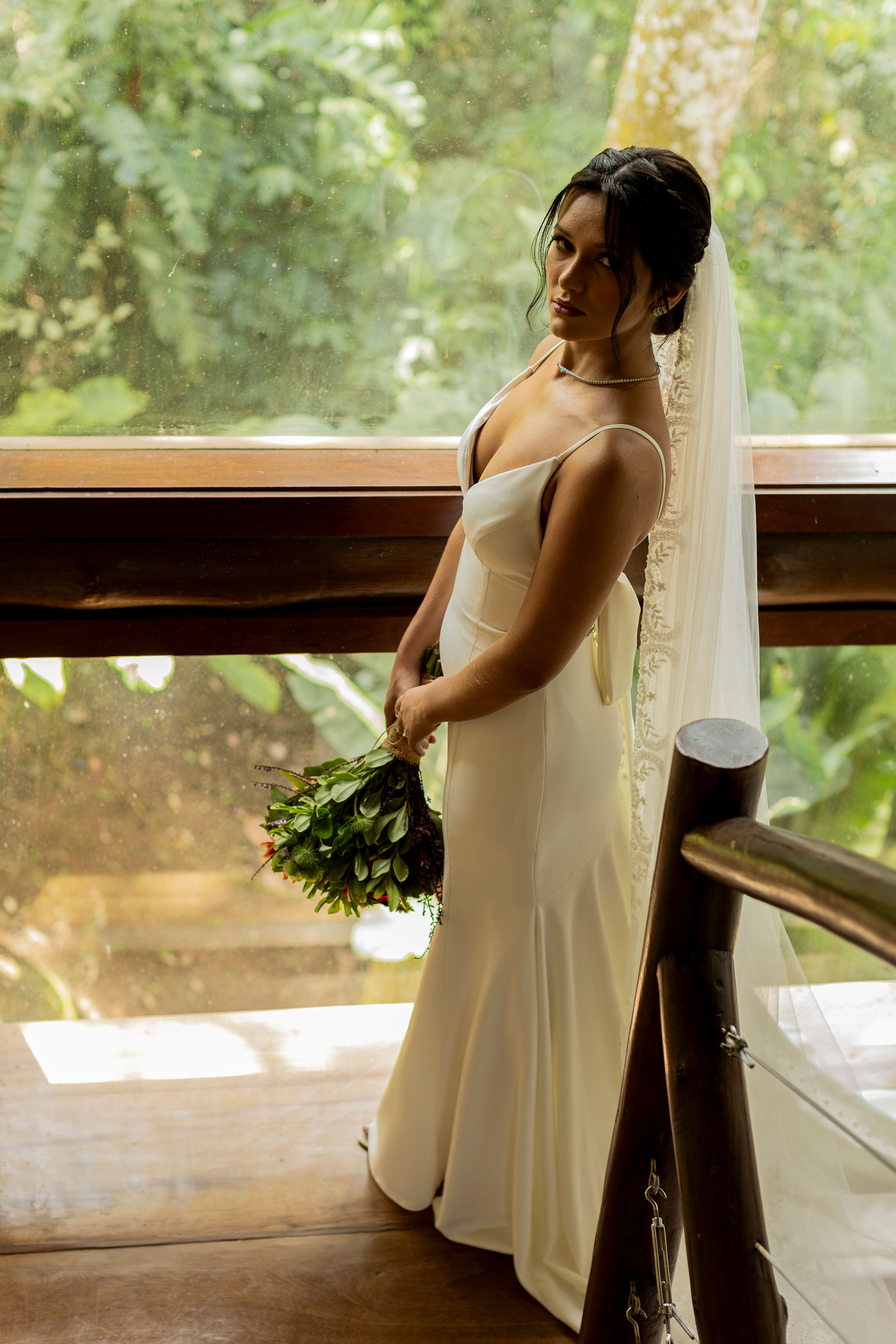 Vestido semi sereia minimalista liso Atelier OUI