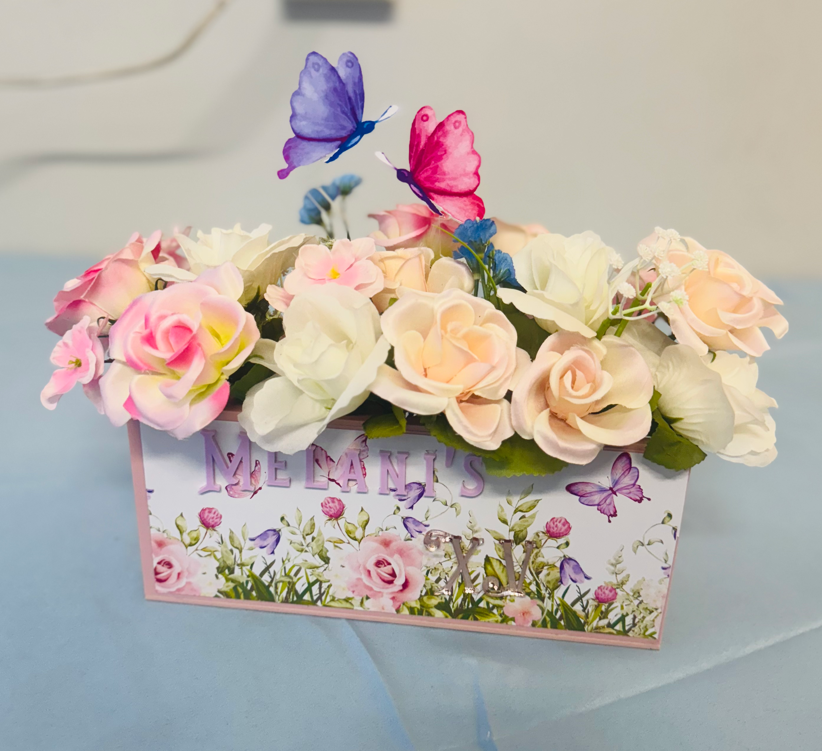 Centro de Mesa Personalizado con Base Reutilizable – Diseño de Mariposas para Qu