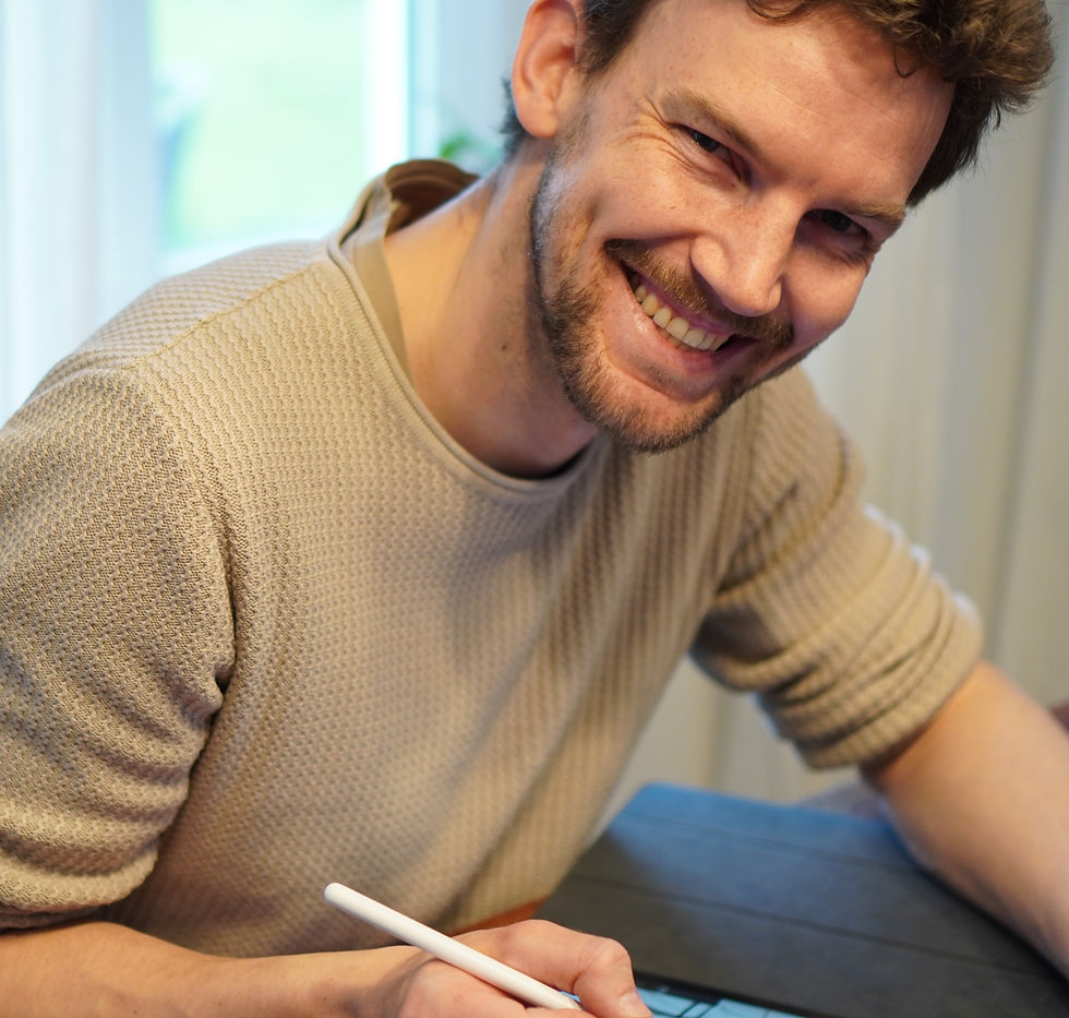 Lächelnder Mann mit Bart zeichnet mit einem Eingabestift.