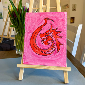 Roter Drache auf pinkem Hintergrund auf einer Staffelei