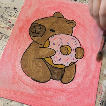 Gemalter Bär mit Donut bei einem Kreativ-Event.