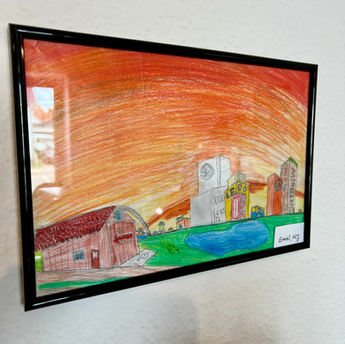 Eingerahmte Kinderzeichnung einer bunten Landschaft