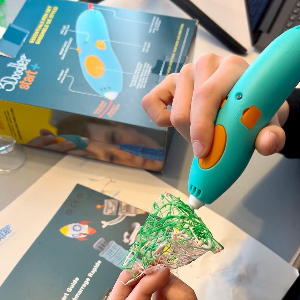 Ein 3D-Stift wird bei einem Kreativ-Event benutzt.