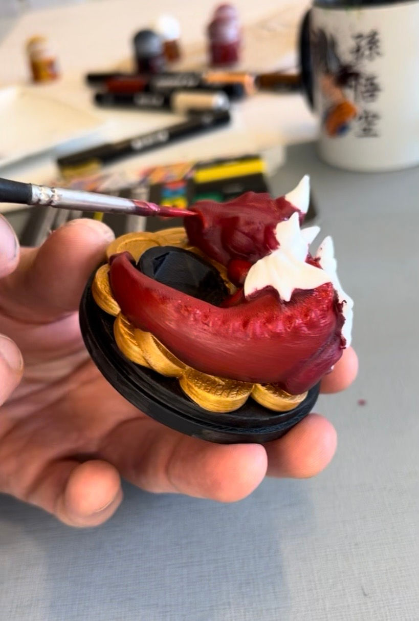 Hand bemalt eine Miniaturfigur bei einem Kreativ-Event.