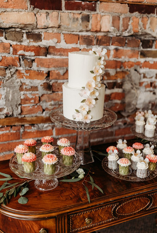 6" + 8" TWO TIER WITH WHITE CHOCOLATE FLOWERS