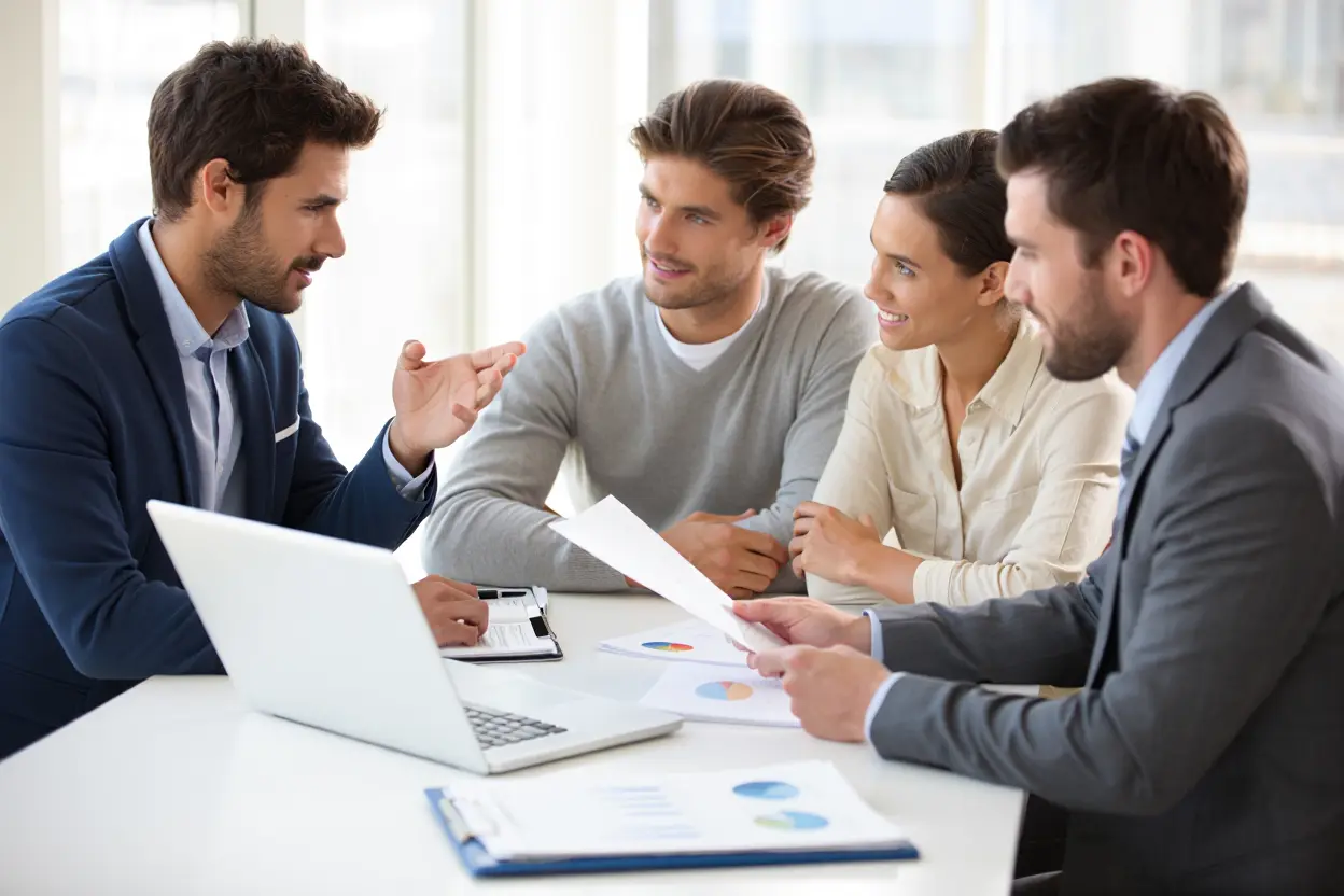 Courtier en crédit immobilier comparant les offres bancaires