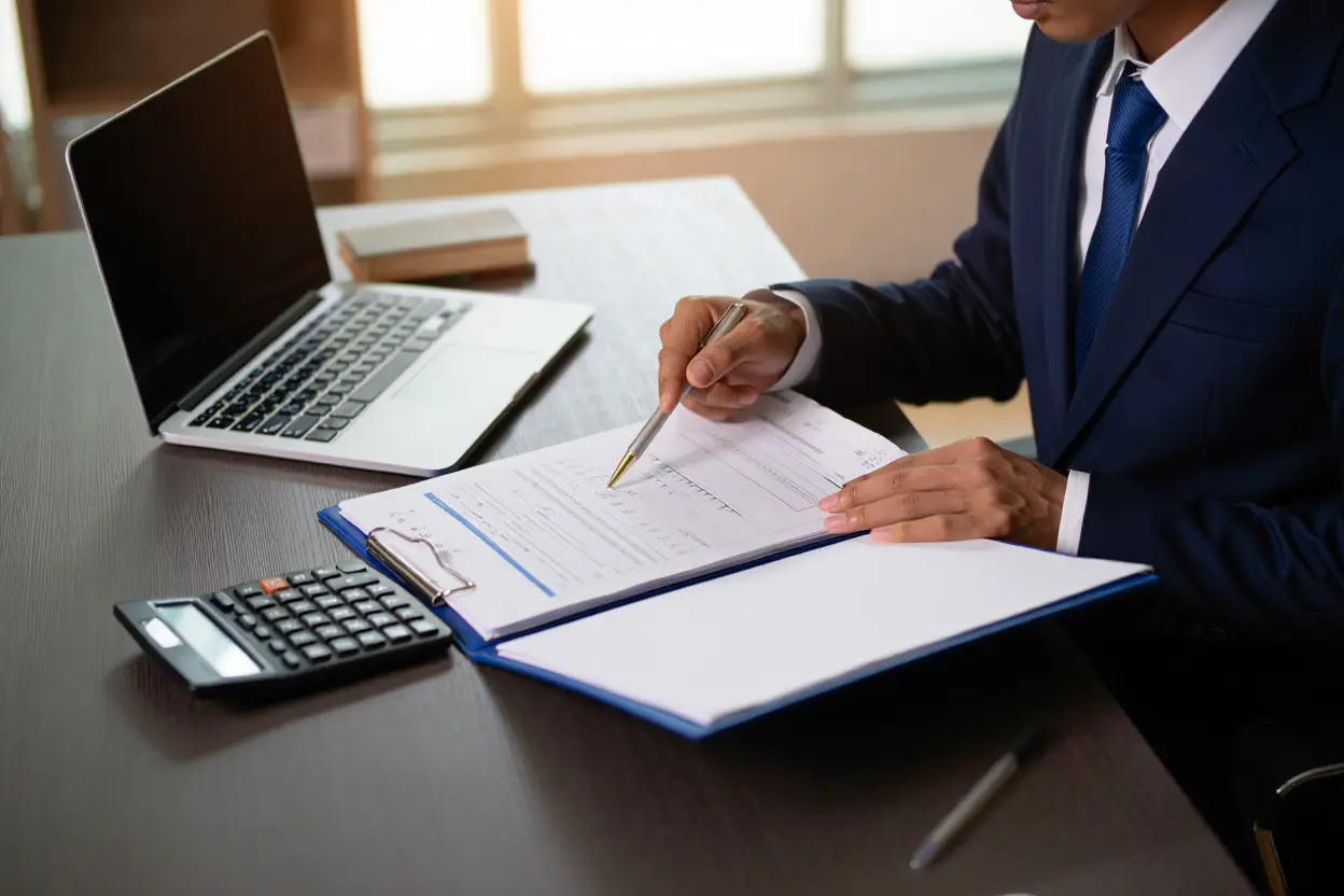 Courtier en crédit expliquant les délais de réponse d'un prêt immobilier