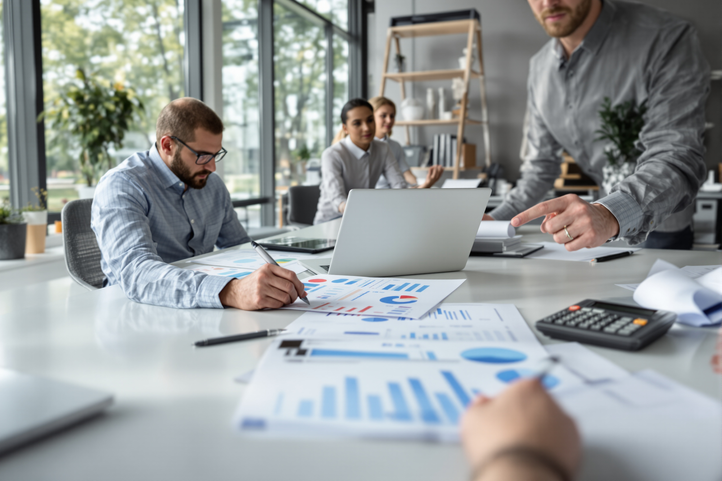 Courtier expliquant les options de financement immobilier