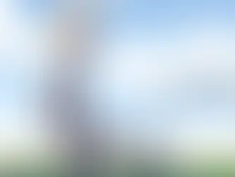Dessin d'un jeune garçon qui fait du vélo, il a l'air paisible.