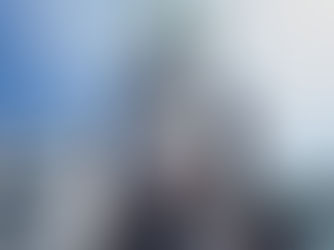 Un homme s'apprête à jeter un grand vase du haut d'un immeuble