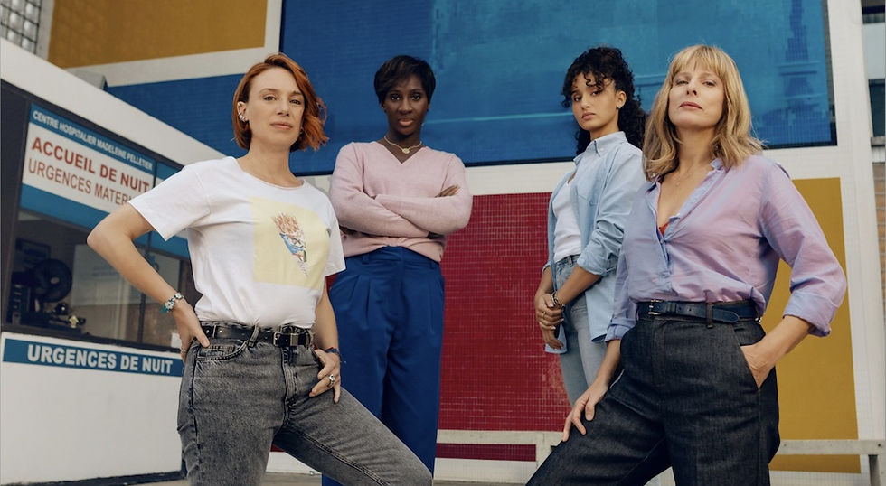 4 femmes regardant l'appareil photo.