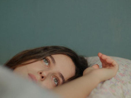 Une femme allongée.