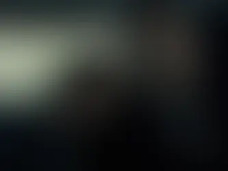 Une femme endormie sur l'épaule d'un homme