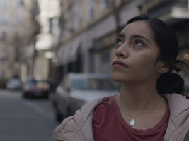 Une femme regarde en l'air. 