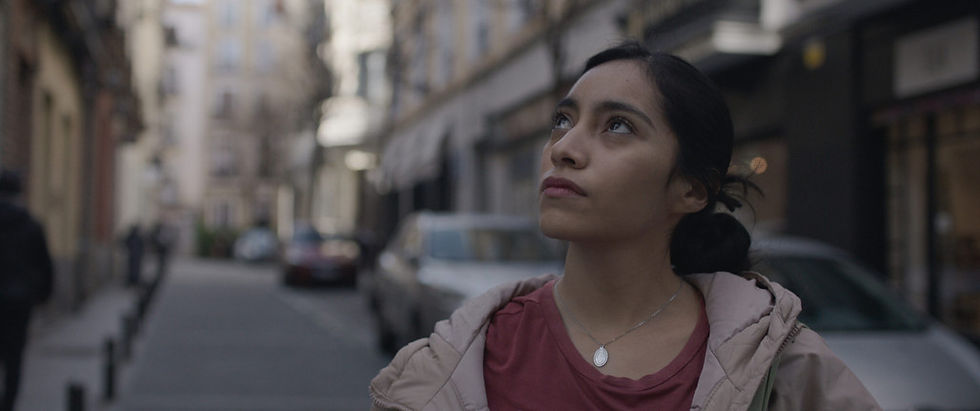 Une femme regarde en l'air. 