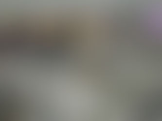 Des slogans mensongers sont affichés partout dans un grand centre commercial plein de passants