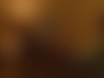 Un homme assis, les jambes croisées sur une table.