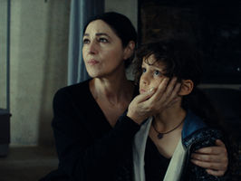 Une femme avec une jeune fille.