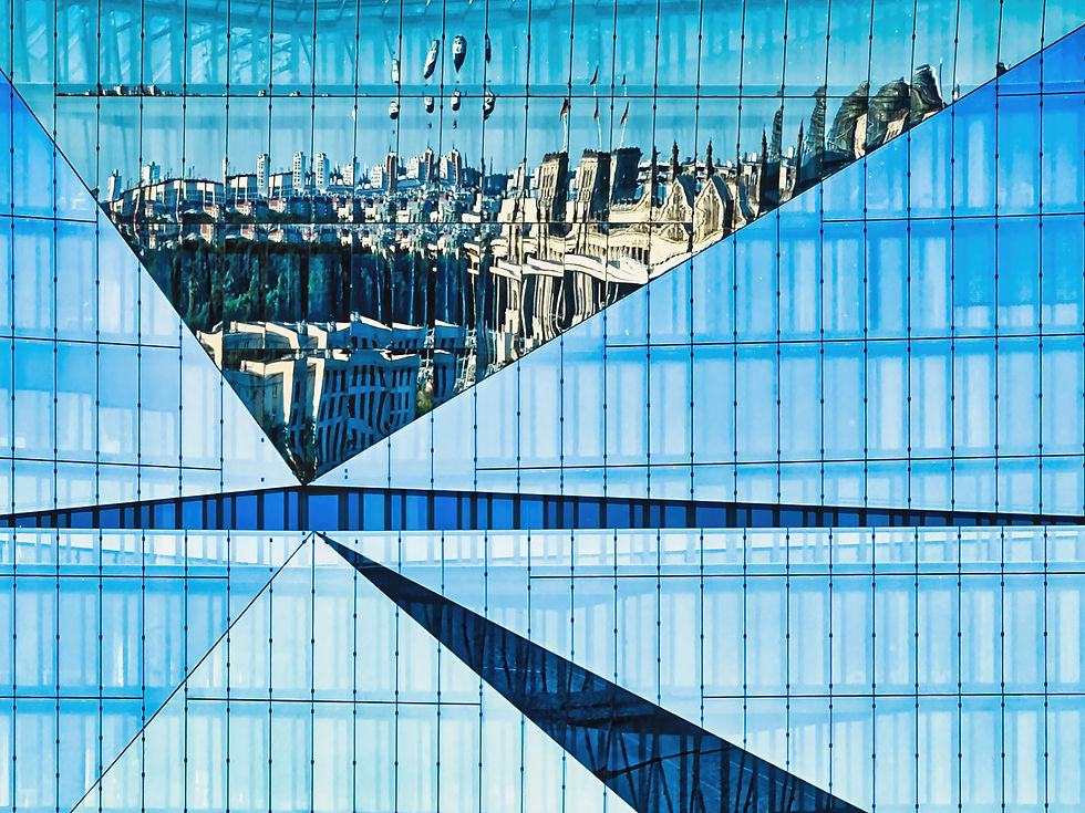 Moderne Glasfassade spiegelt Stadtlandschaft wider