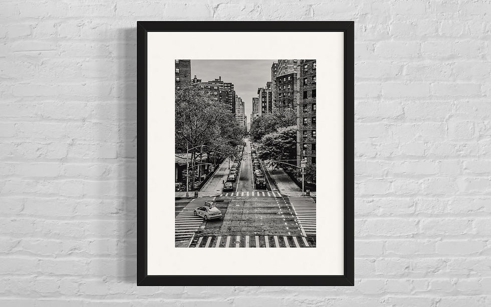 Schwarzweißfoto: New Yorker Straße mit Taxis