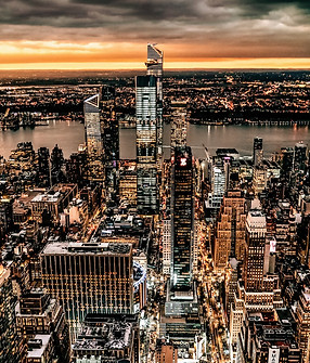 Atemberaubende Skyline von New York City bei Sonnenuntergang