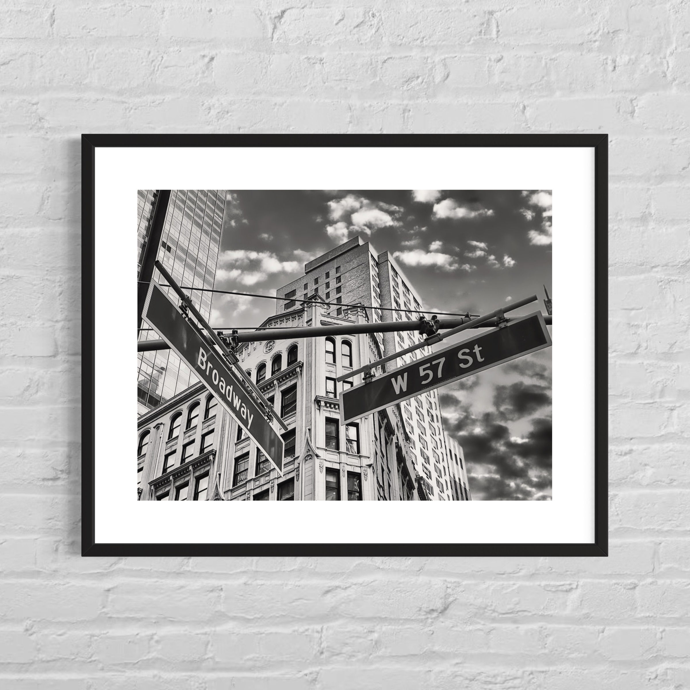 Midtown‑Kreuzung Broadway–W 57 St mit klaren Kontrasten und feinen Graustufen