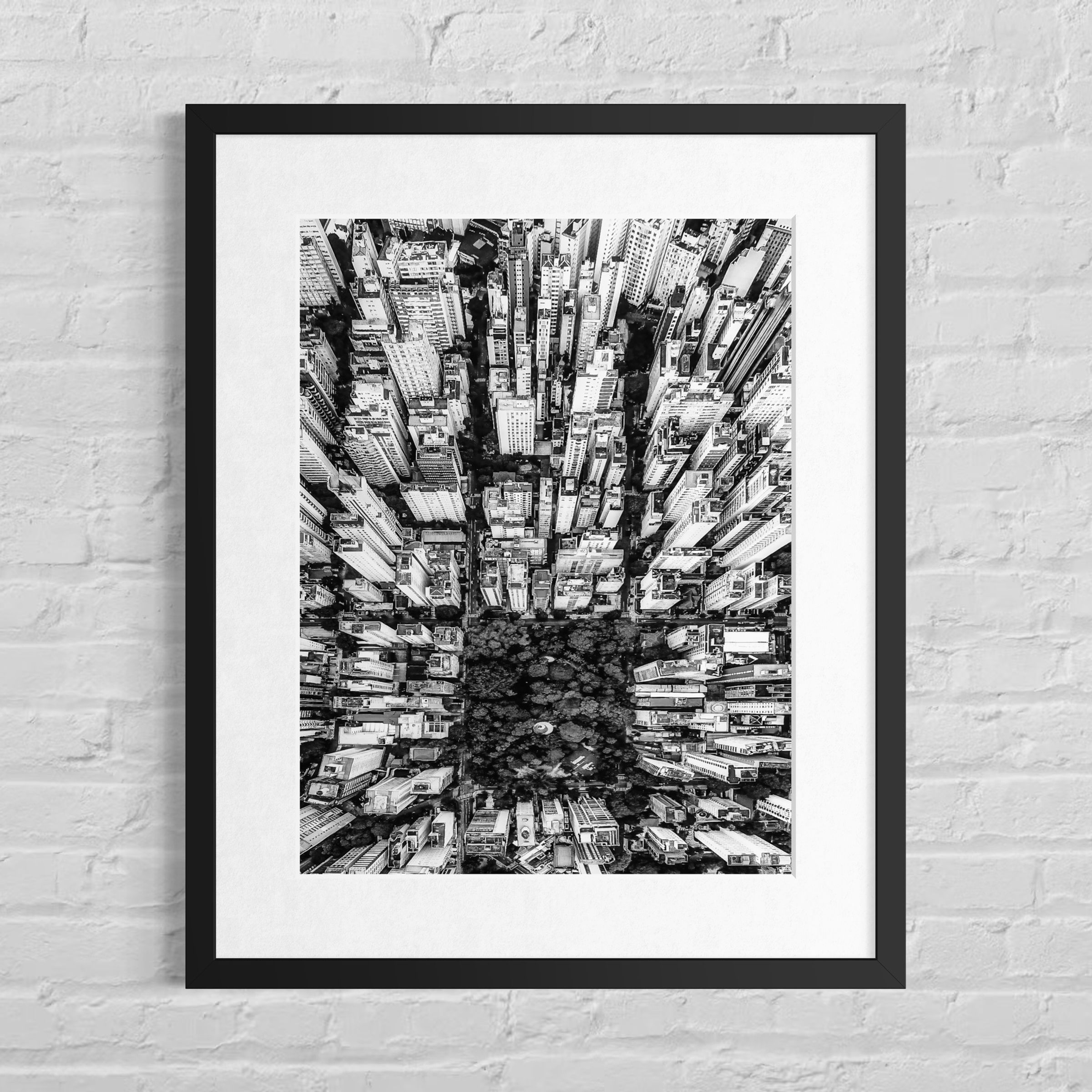 Schwarz‑Weiß‑Luftaufnahme von New York mit urbanem Raster und ruhiger, zeitloser Bildwirkung – New York from Above II