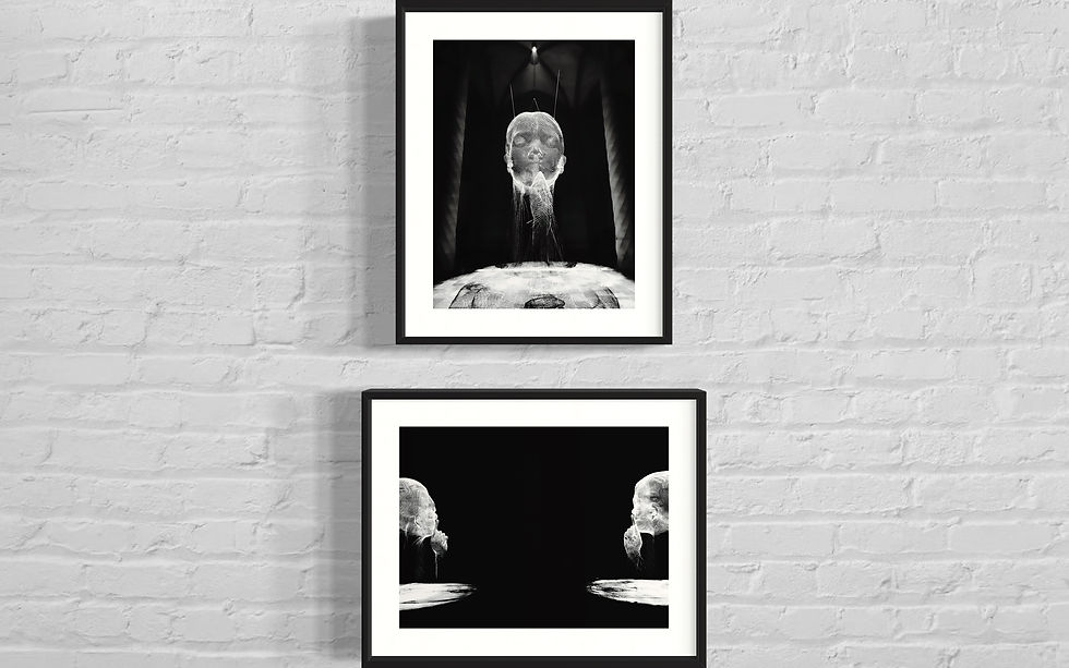 Schwarzweiß-Fotografie: Zwei gerahmte Kunstwerke mit abstrakten Gesichtern