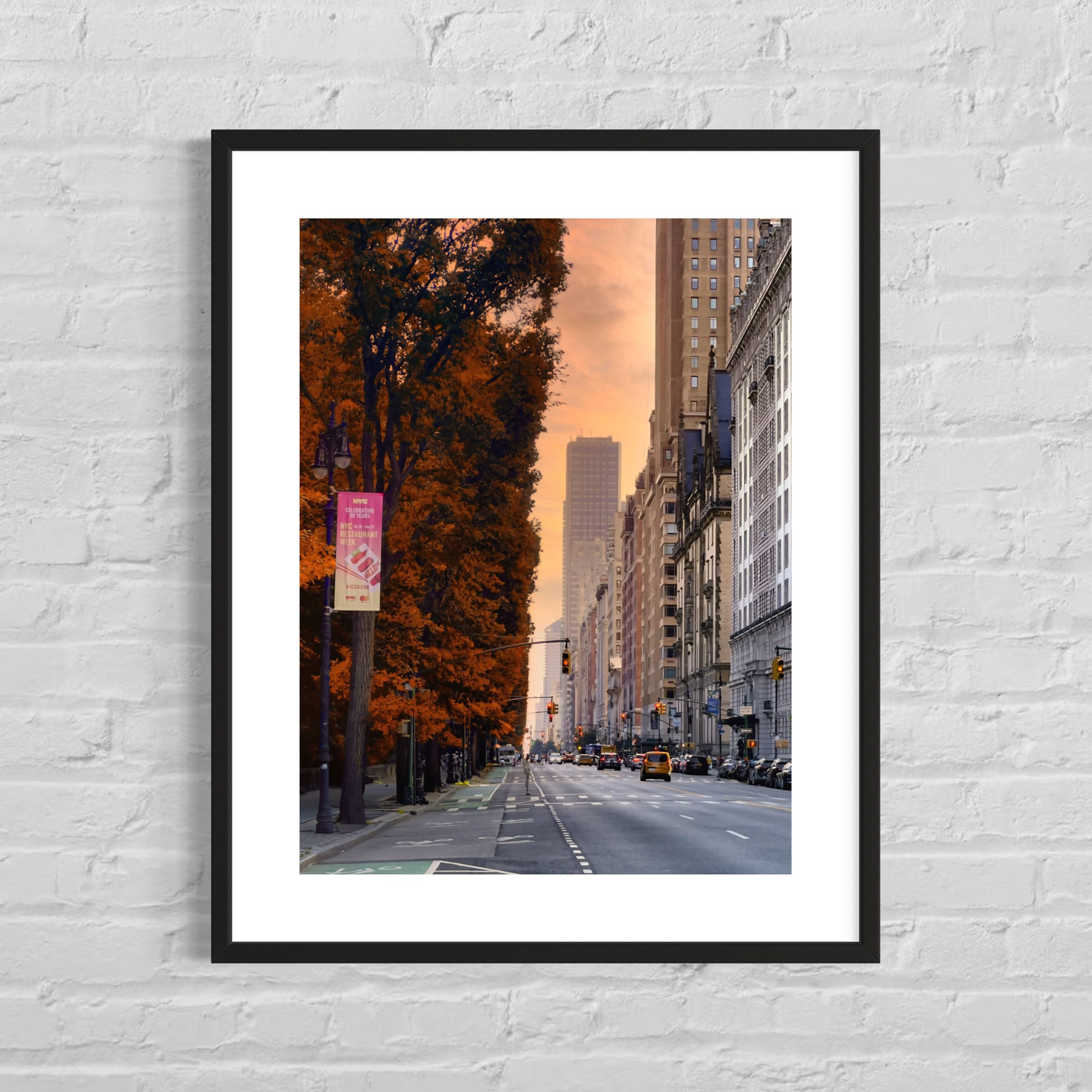 Belebte Straße im Central Park und Umgebung, eingefasst von herbstlich gefärbten Baumkronen