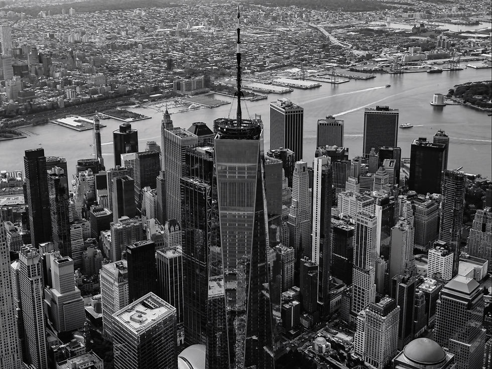 Schwarzweiß-Foto von New Yorks Skyline mit One World Trade Center