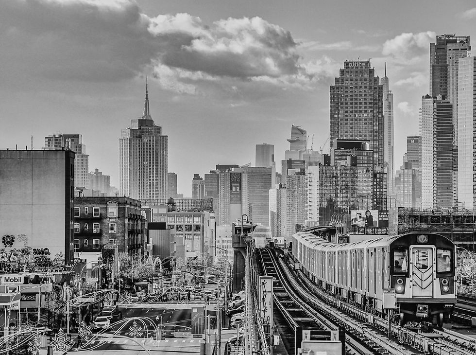 Schwarz-weiß Foto: New Yorker Skyline mit U-Bahn