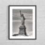 New York City: Perspektive auf die Statue of Liberty in Schwarz‑Weiß mit feinen Graustufen und deutlicher Silhouettenwirkung