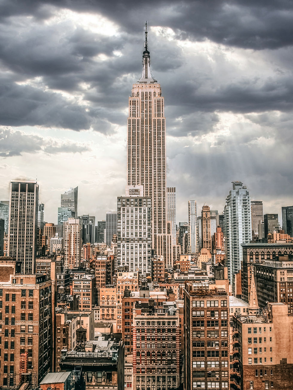 Empire State Building, New York City Skyline, dramatischer Himmel