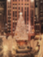 Großer, festlich beleuchteter Weihnachtsbaum am Rockefeller Center mit Engelskulpturen und winterlicher Deko - New York