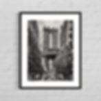 Schwarz‑Weiß‑Fotografie des New‑York‑Stadtlebens mit urbaner Perspektive und ausgewogener Komposition – New York Life IV