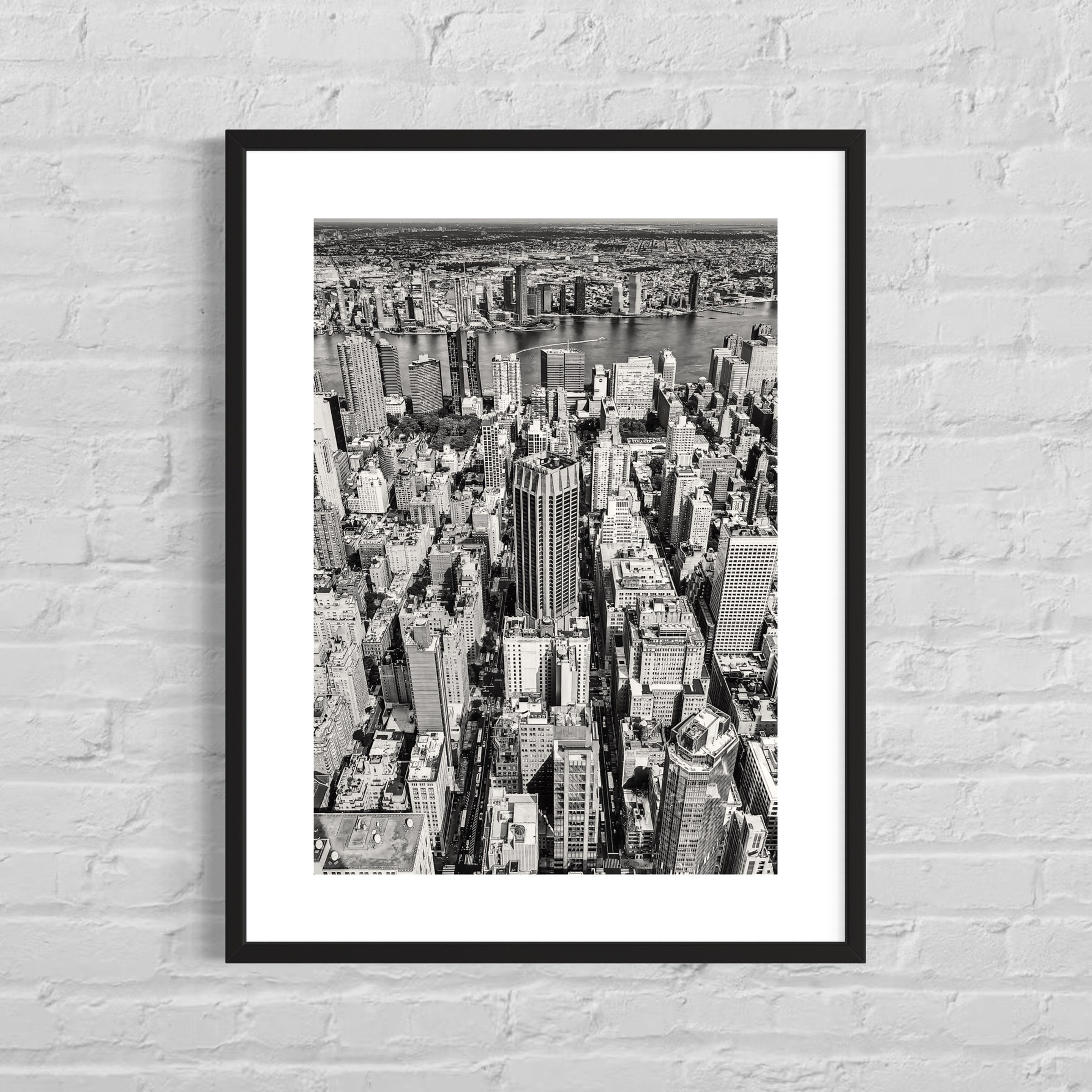 Manhattan, New York: präzise Skyline‑Darstellung in Schwarz‑Weiß mit ruhiger, urbaner Atmosphäre und deutlicher Tiefenwirkung