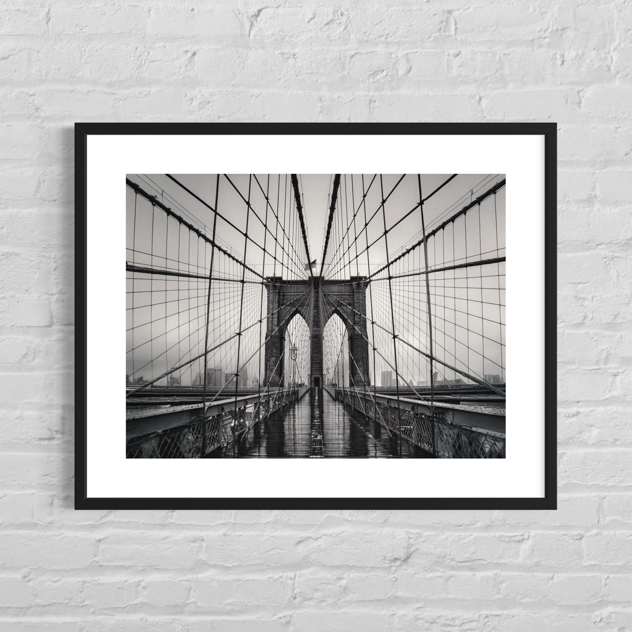 Schwarz‑Weiß‑Ansicht der Brooklyn Bridge mit markanter Seilstruktur und urbaner Perspektive – Brooklyn Bridge V