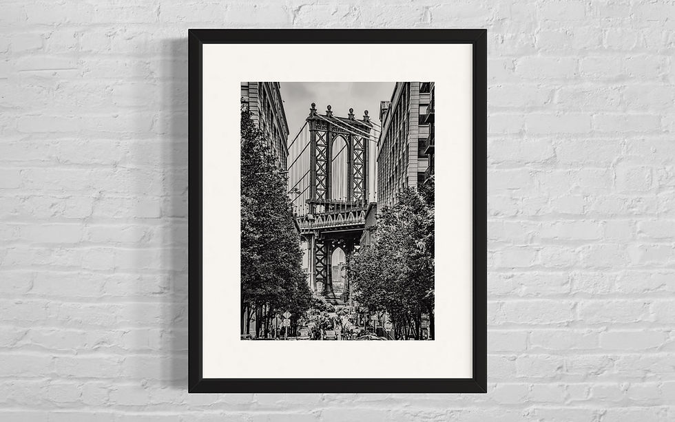 Schwarzweißfoto: Brooklyn Bridge zwischen Bäumen