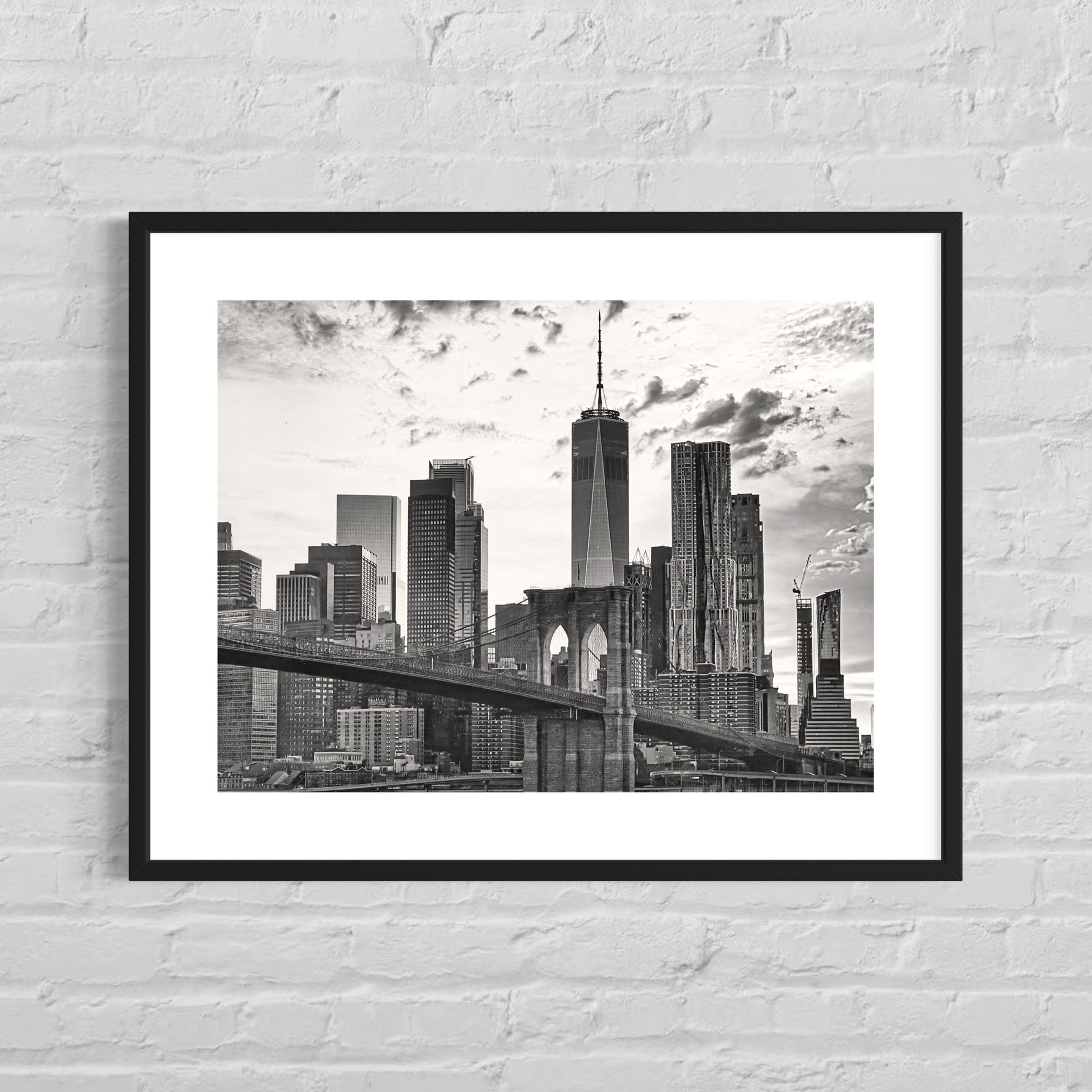 Schwarz‑Weiß‑Ansicht der Skyline von Manhattan vom Brooklyn aus mit ruhiger Bildwirkung und ausgewogener Komposition