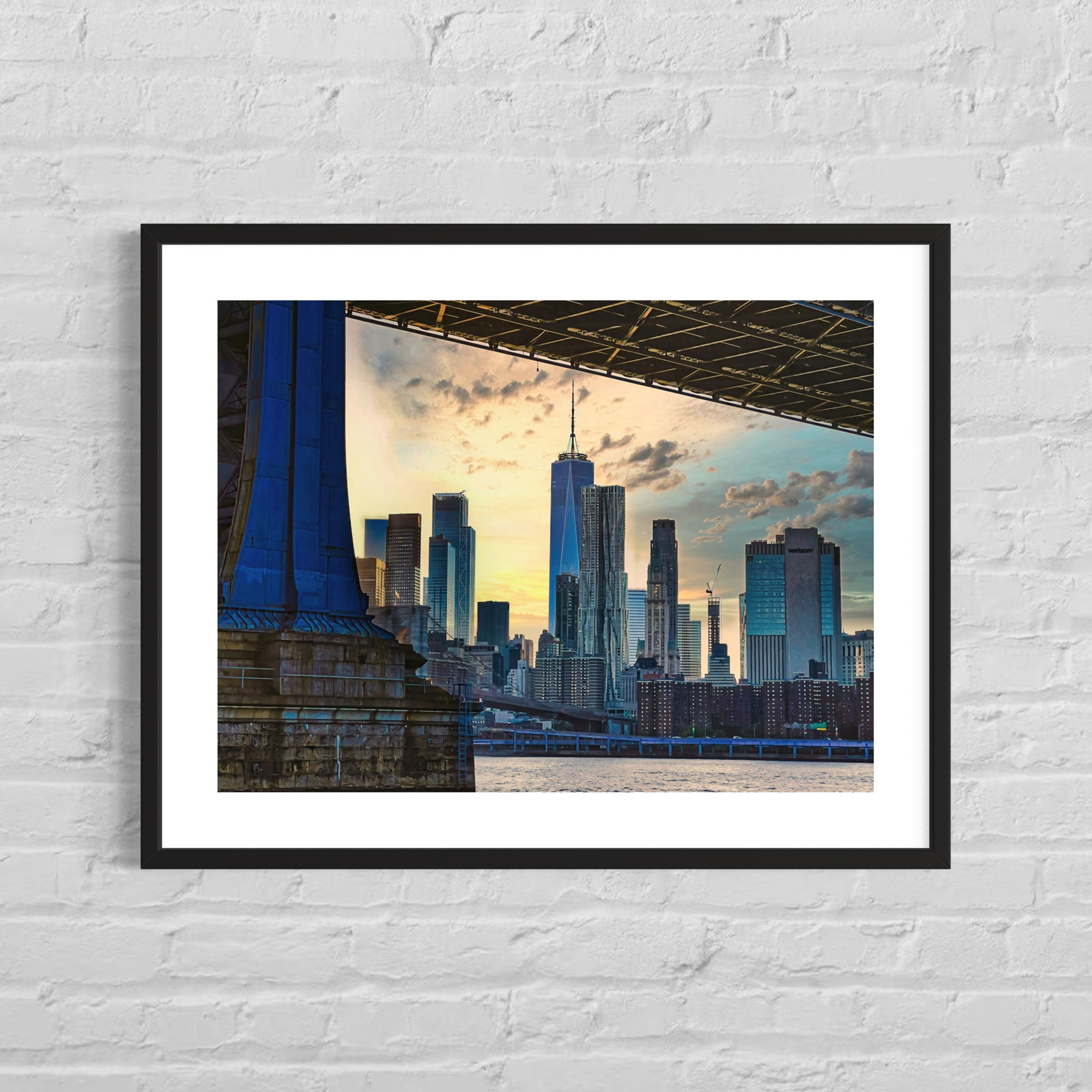 Blick auf die Manhattan Bridge mit dahinterliegender Skyline und dem markanten One World Trade Center.